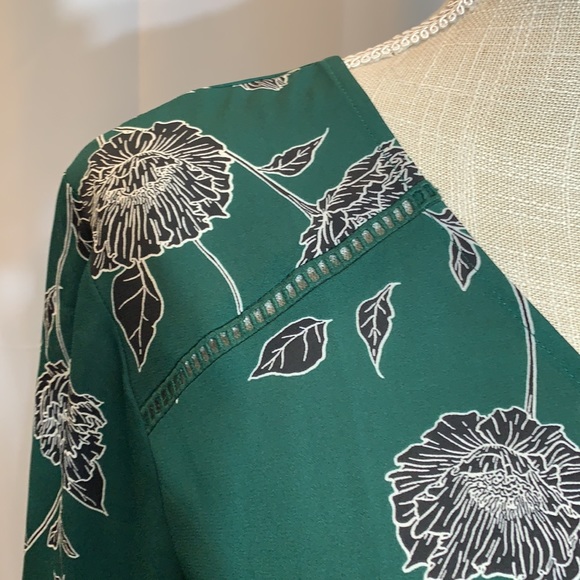 New! Maurices Floral V-Neck Blouse - Picture 3 of 9